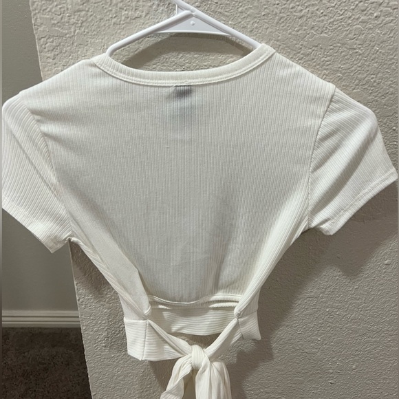 Windsor White Formfitting Top With Bow In The Back - Picture 2 of 3